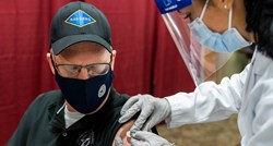 Od koronavirusa u SAD-u umrlo preko 300.000 ljudi, počelo cijepljenje