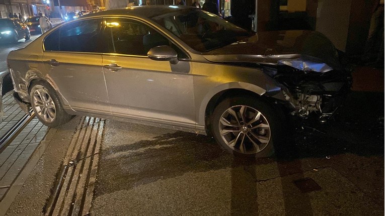 VIDEO U Ilici u Zagrebu sletio s ceste i zabio se u zid na pješačkoj stazi
