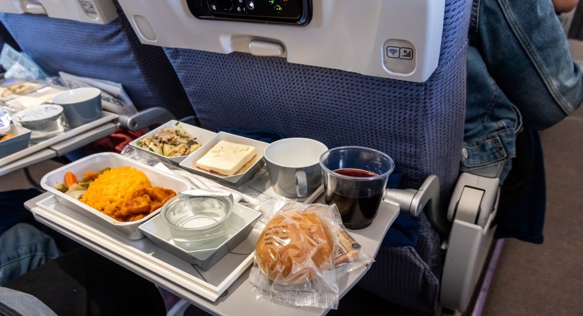 Liječnik podijelio jezivu istinu o hrani u avionu i otkrio zašto je nikad ne jede