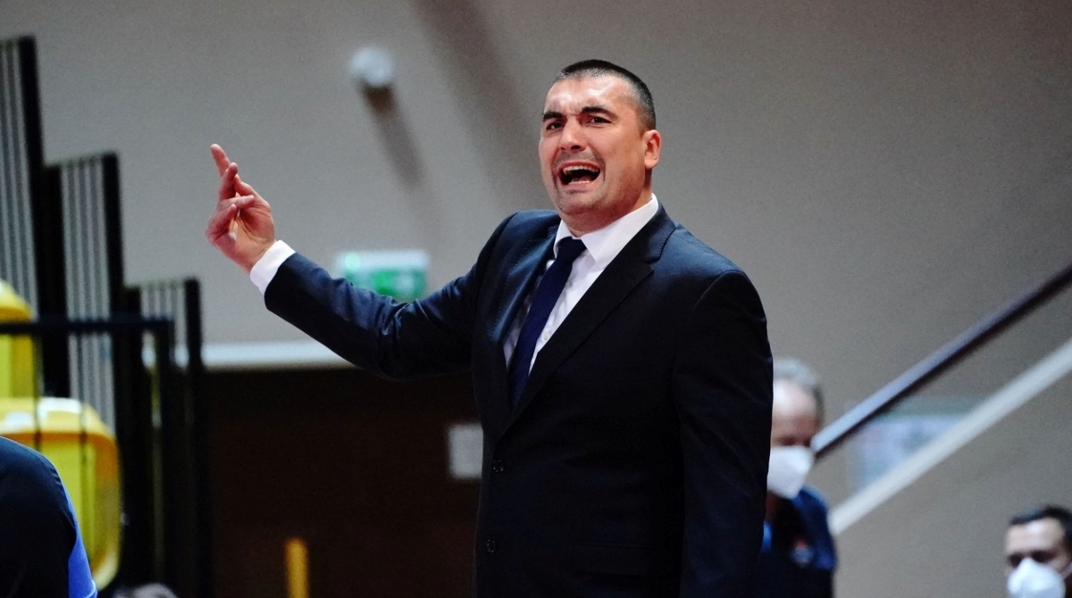 Srpski trener Warriorsa doživio srčani udar. Aco Petrović mu poslao poruku podrške