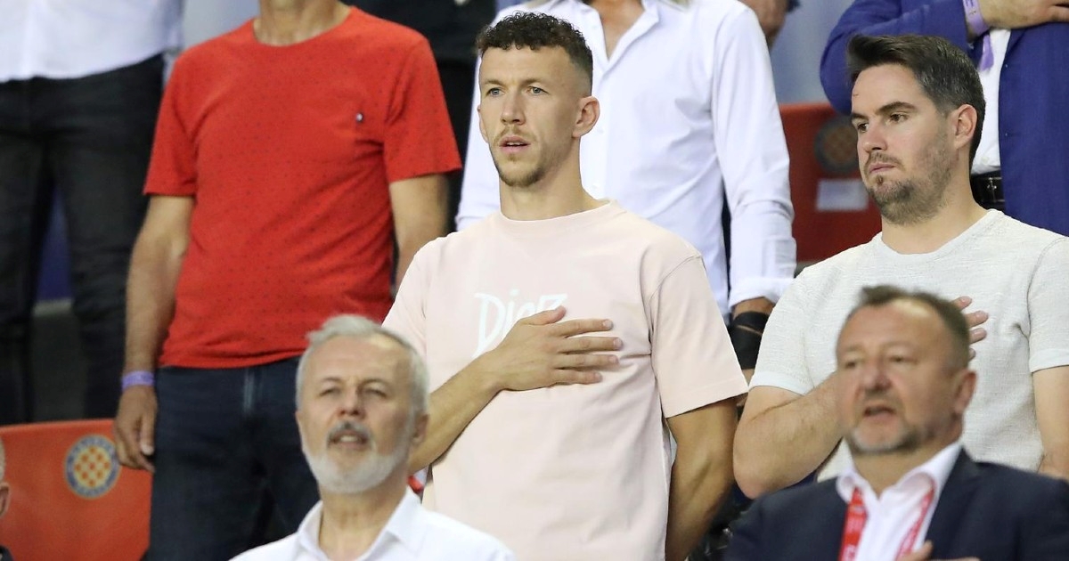 Perišić objavio fotku iz Splita. Navijači ga zatrpavaju pozivima u Hajduk