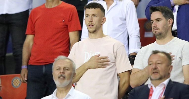Perišić objavio fotku iz Splita. Navijači ga zatrpavaju pozivima u Hajduk