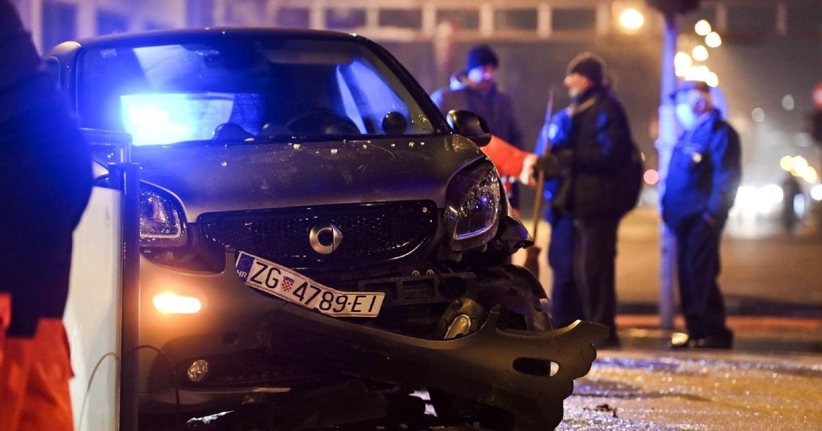 FOTO U Zagrebu se Smartom zabio u tramvajsku stanicu u Vukovarskoj