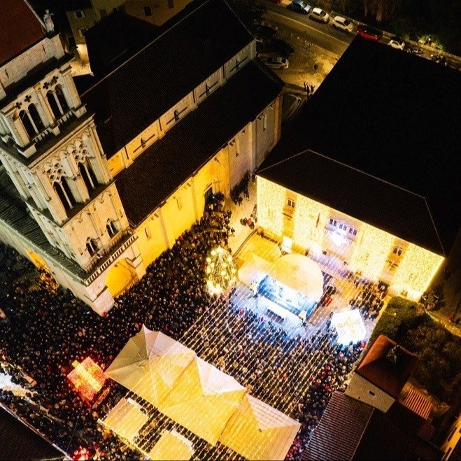 SDP-ovka: Bubnjar u Trogiru dirao djevojke po grudima. Policija: Nije prijavljeno