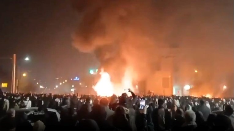 Iran gori, sve više mrtvih i ranjenih, "padaju" gradovi. Je li režim islamista gotov?