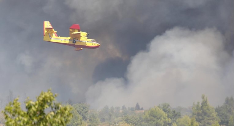 Izbila dva požara, jedan na Pagu, drugi kod Vodica. Gase ih vatrogasci i kanaderi