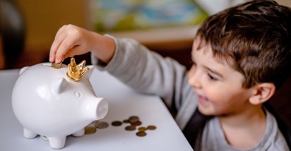 Kako pomoći djetetu da nauči odgovorno raspolagati novcem?