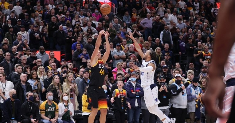 VIDEO Bojan Bogdanović zabio ključnu tricu za pobjedu protiv Dončićevog Dallasa