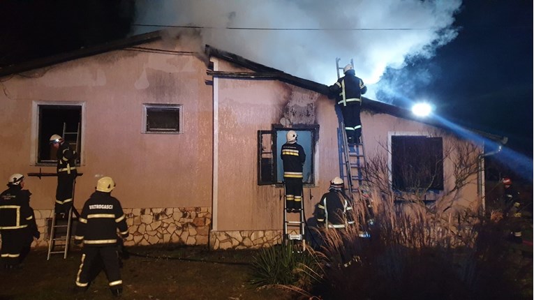 Mladić kod Požege zapalio vlastitu kuću. Nedavno je policiju gađao crjepovima