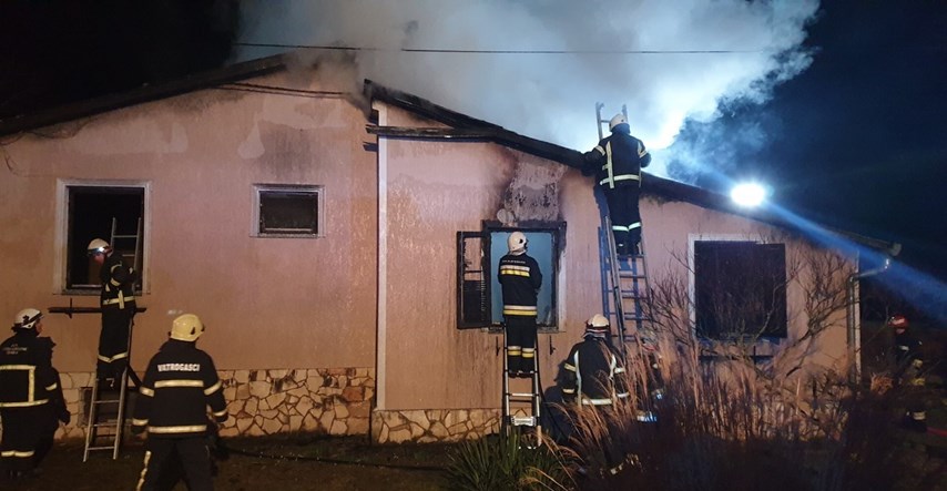 Mladić kod Požege zapalio vlastitu kuću. Nedavno je gađao policiju crjepovima