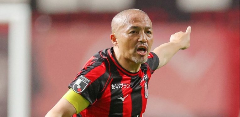 Prvi Japanac s europskim trofejom oprostio se od nogometa s 44 godine