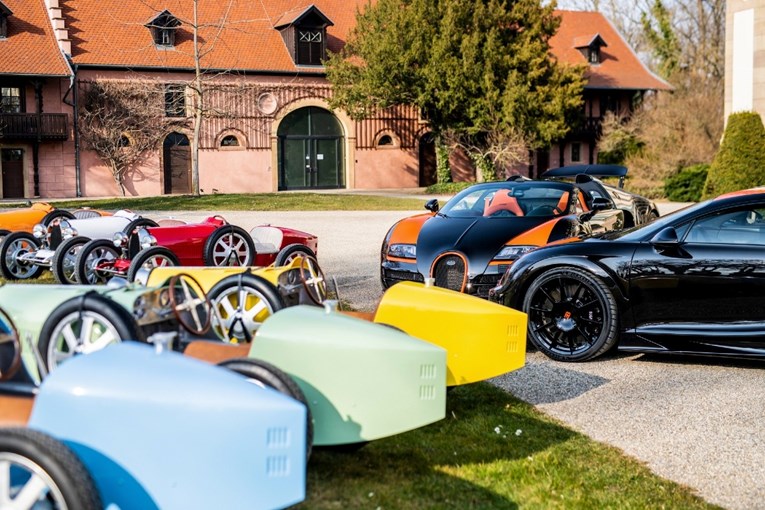 FOTO Kupac s obitelji posjetio Bugatti i otišao s osam automobila