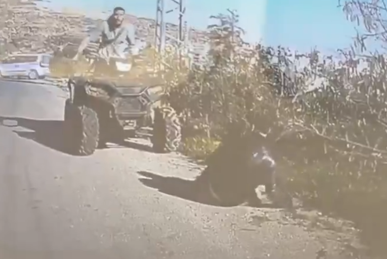 Izraelski rezervist se vozilom zabio u Palestinca koji se molio. Širi se snimka