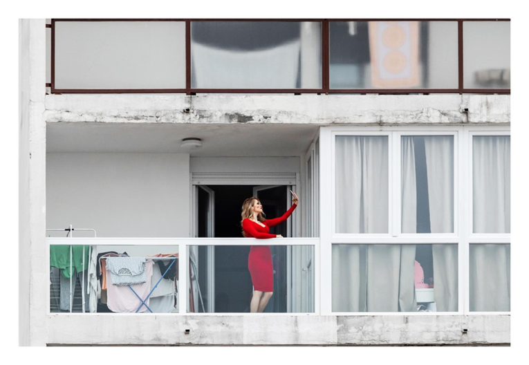 Zanimljivi prizori sa splitskih balkona: Ljepotica udara selfie, drugi sjetno gledaju