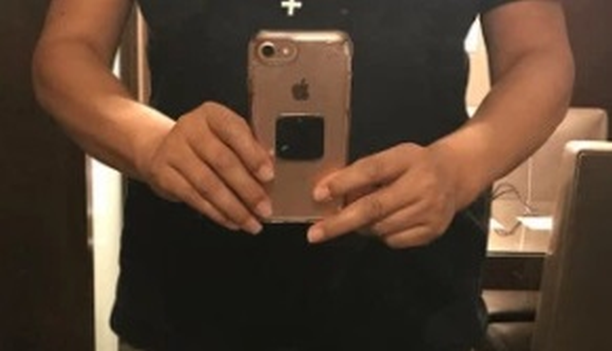 Zbog ove majice natjerali je da se presvuče u avionu: "Kažu da je uvredljiva"