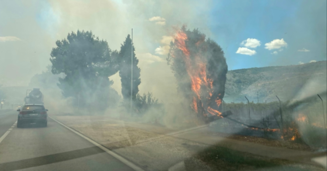 VIDEO Gori kod Mostara. Veliki požar ugrožava promet