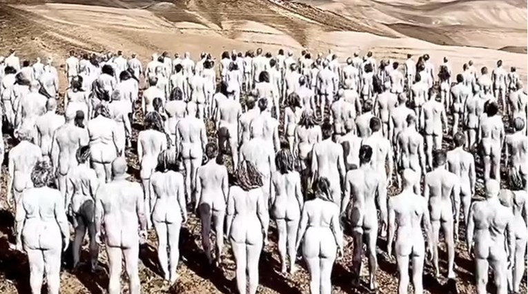 Stotine ljudi hodale gole pustinjom inspirirane pričom iz Starog zavjeta (18+)