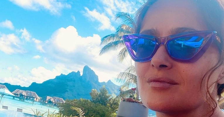 Salma Hayek za 55. rođendan pozirala u kupaćem kostimu i dokazala da ne stari