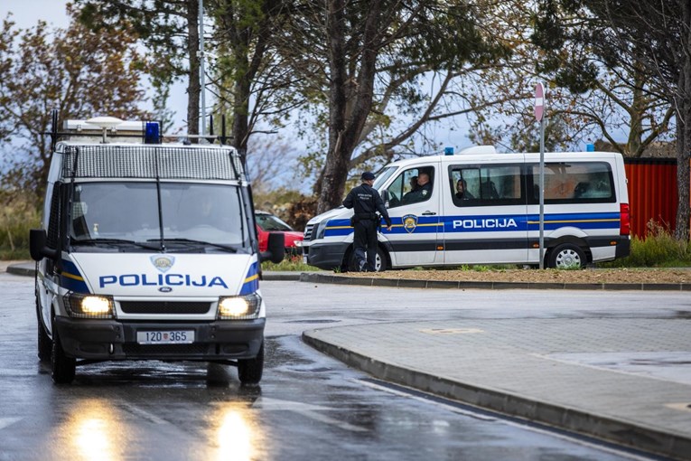 Auto u Omišu naletio na pješaka na zebri. Čovjek hitno prevezen u bolnicu