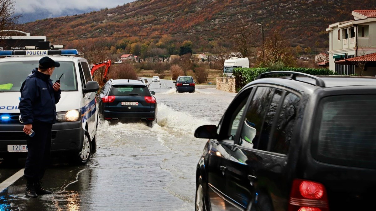 U Dicmu poplavljeni ceste, polja i kuće: "Neodgovorni su uzurpirali dio bujice"