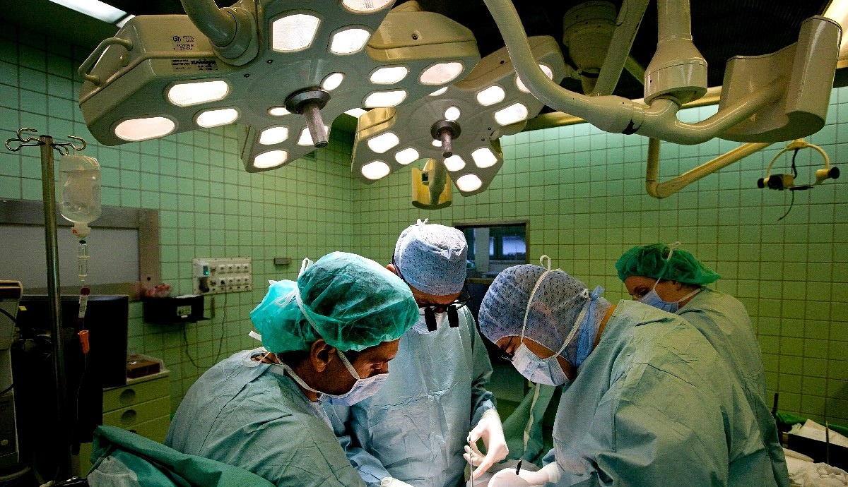 Kirurzi u Indiji pacijentu izvadili bubreg teži od 7 kila