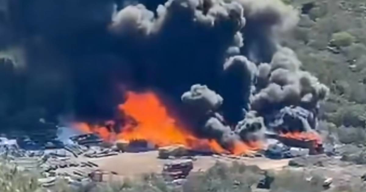 VIDEO Gori skladište na Ugljanu. Iz Zadra trajektom poslane vatrogasne cisterne
