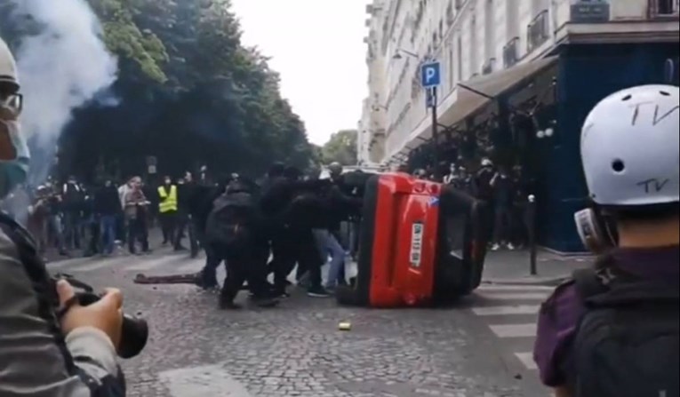Pariški protesti za zdravstvene djelatnike postali nasilni, ozlijeđeno 19 policajaca 