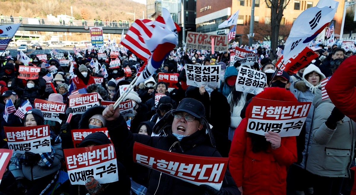 Ljudi spriječili uhićenje opozvanog južnokorejskog predsjednika. Policija se povukla
