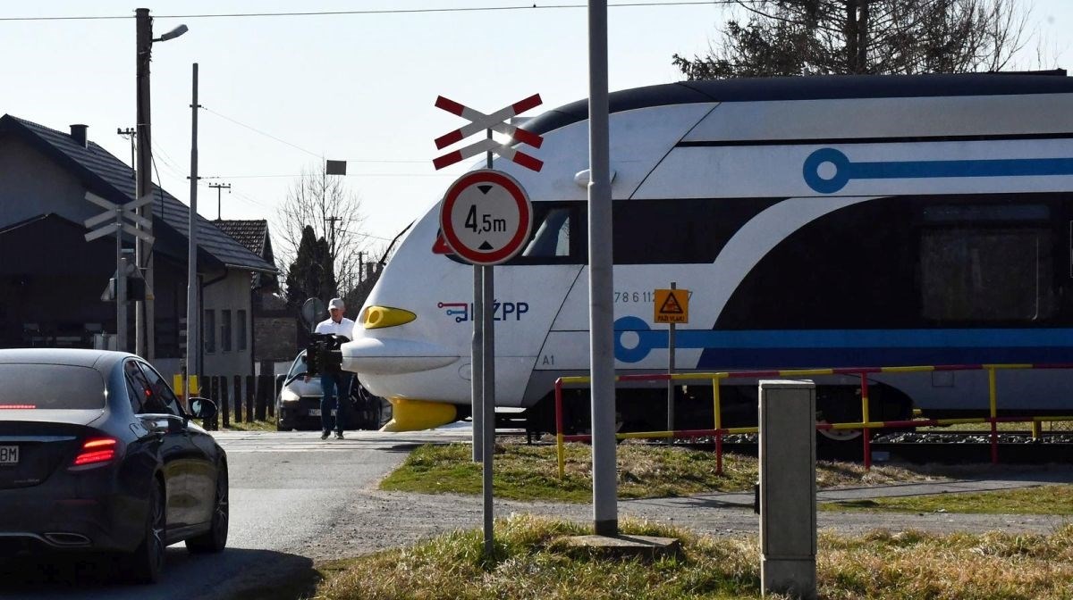 Putnički vlak udario muškarca u Novoj Gradiški, umro je