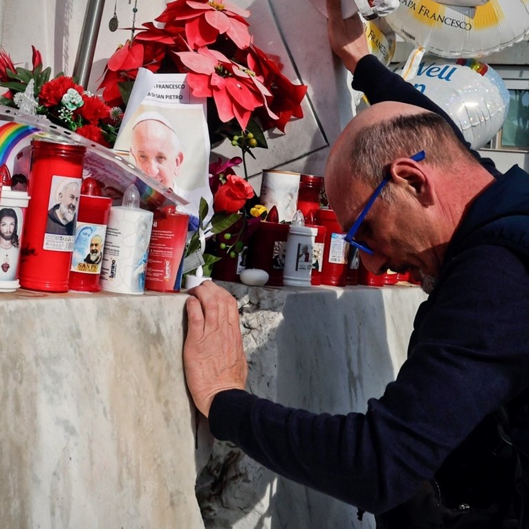 Papa peti dan zaredom u kritičnom stanju