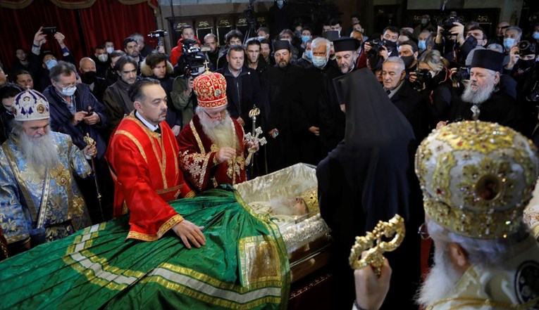Danas je pogreb srpskog patrijarha Irineja, gomila ljudi ispred hrama Svetog Save