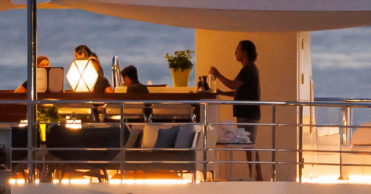FOTO Matthew McConaughey ukrcao se na luksuznu jahtu, plovi hrvatskom obalom