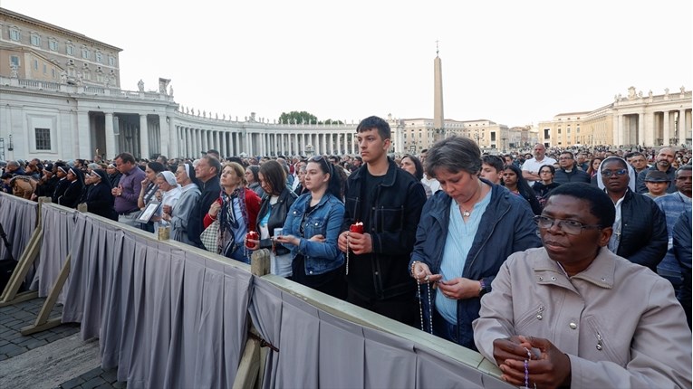 VIDEO Tisuće molile za papu Franju na Trgu svetog Petra