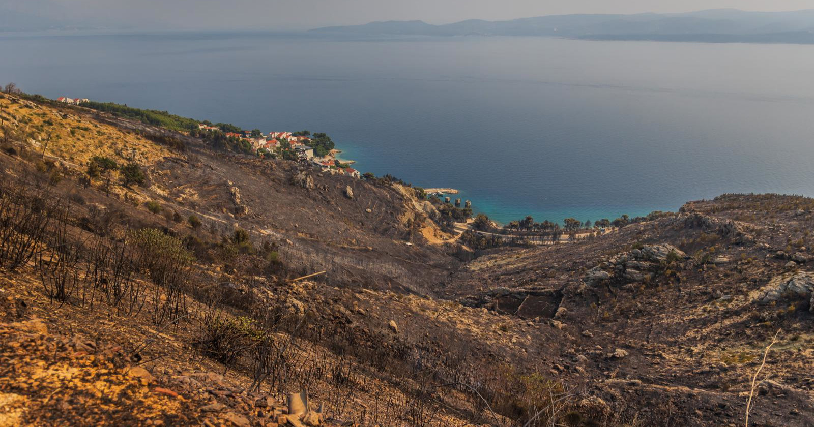 FOTO Spaljena brda i izgorjeli auti. Ovako izgleda okolica Omiša nakon požara