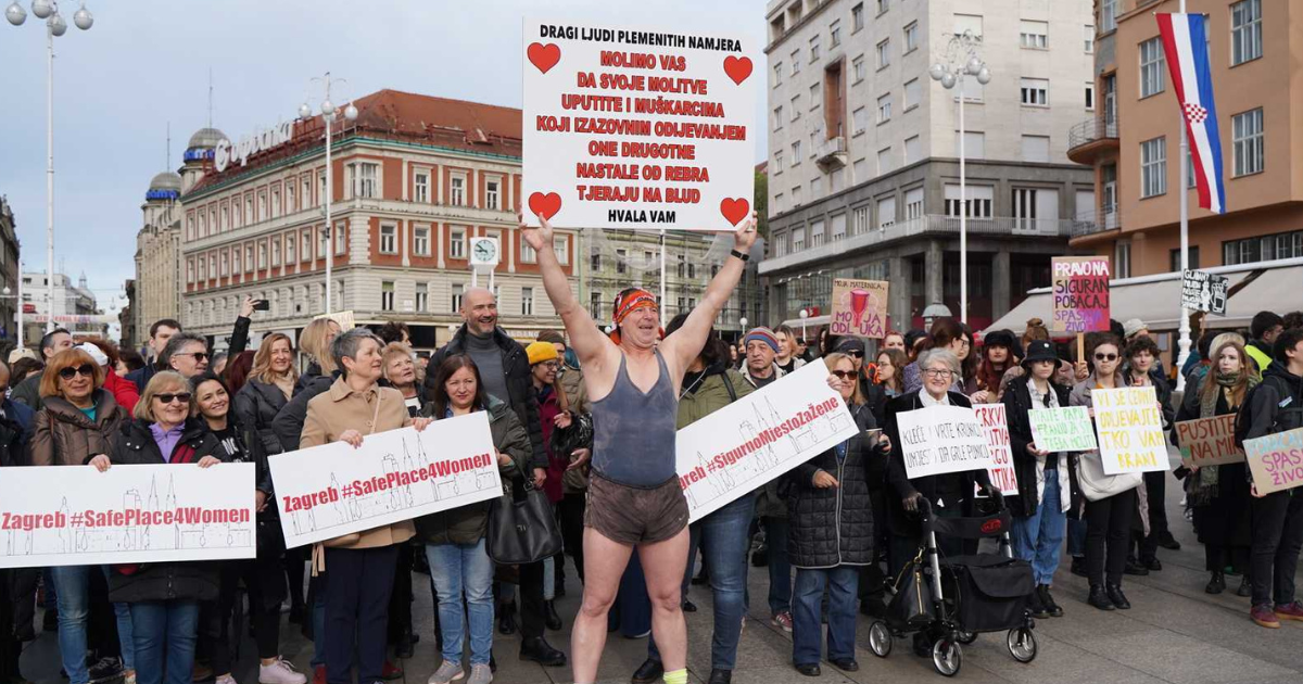 Polugoli prosvjednik u Zagrebu privukao pažnju natpisom: "Svoje molitve uputite..."