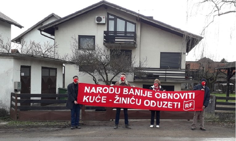 Radnička fronta ispred kuće u kojoj živi Žinić, razvili transparent