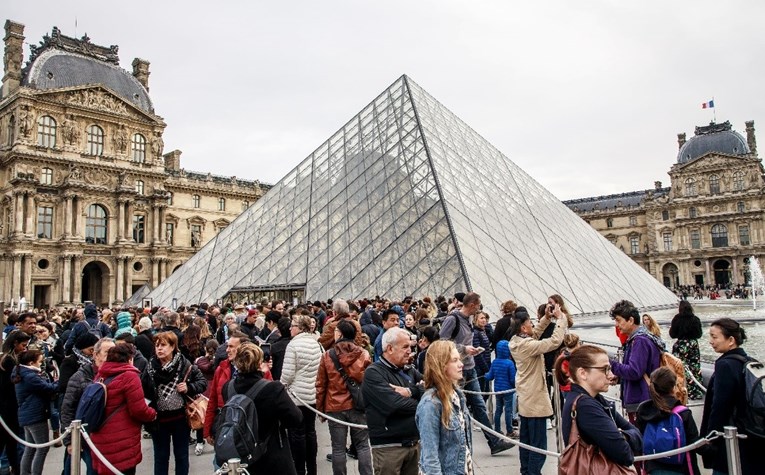 Zbog štrajka u Francuskoj zatvoren muzej Louvre