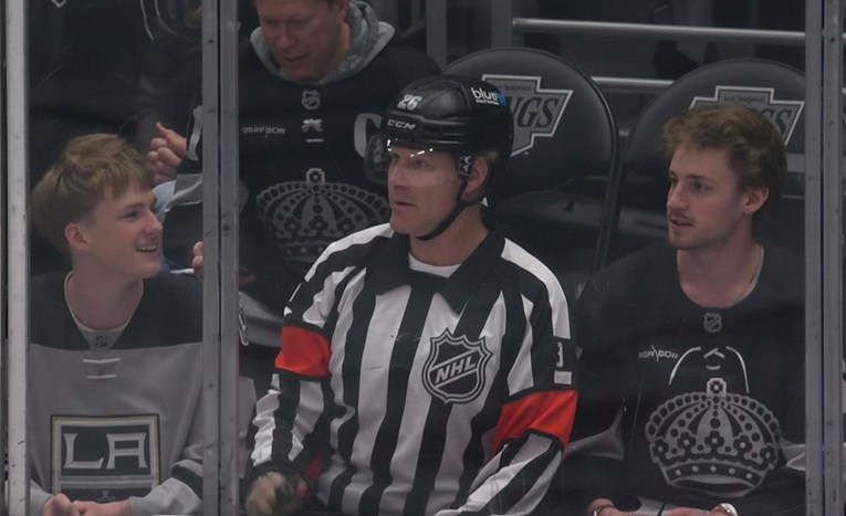 Prepoznajete li slavnog američkog glumca? Pretvarao se da je sudac na NHL utakmici