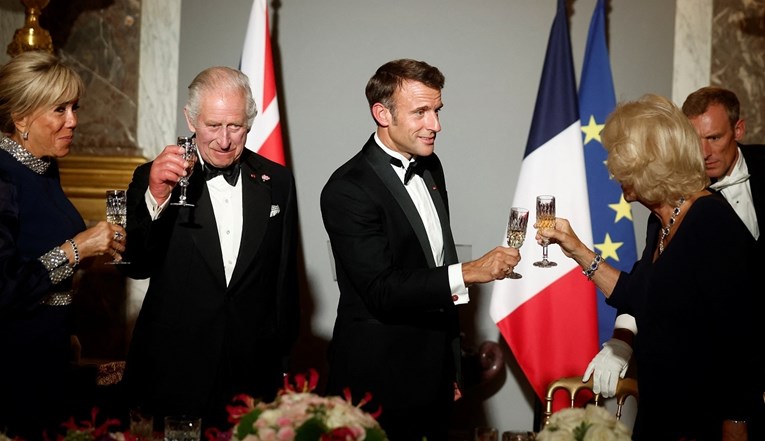 Britanski kralj svečano dočekan u Francuskoj, večerao s Macronom u Versaillesu