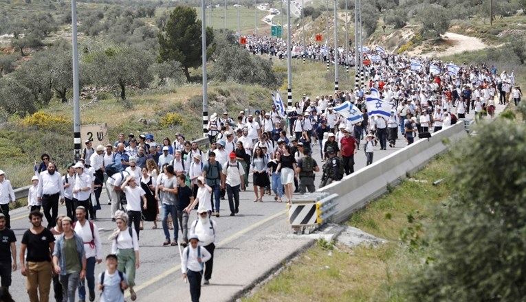 Tisuće Izraelaca krenule prema ilegalnoj ispostavi na Zapadnoj obali