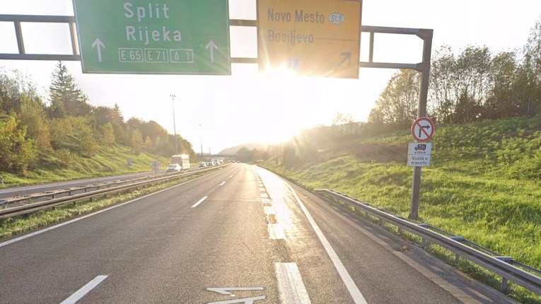 Vozačica kod Bosiljeva autom izašla s ceste, pokušala se vratiti pa se prevrnula