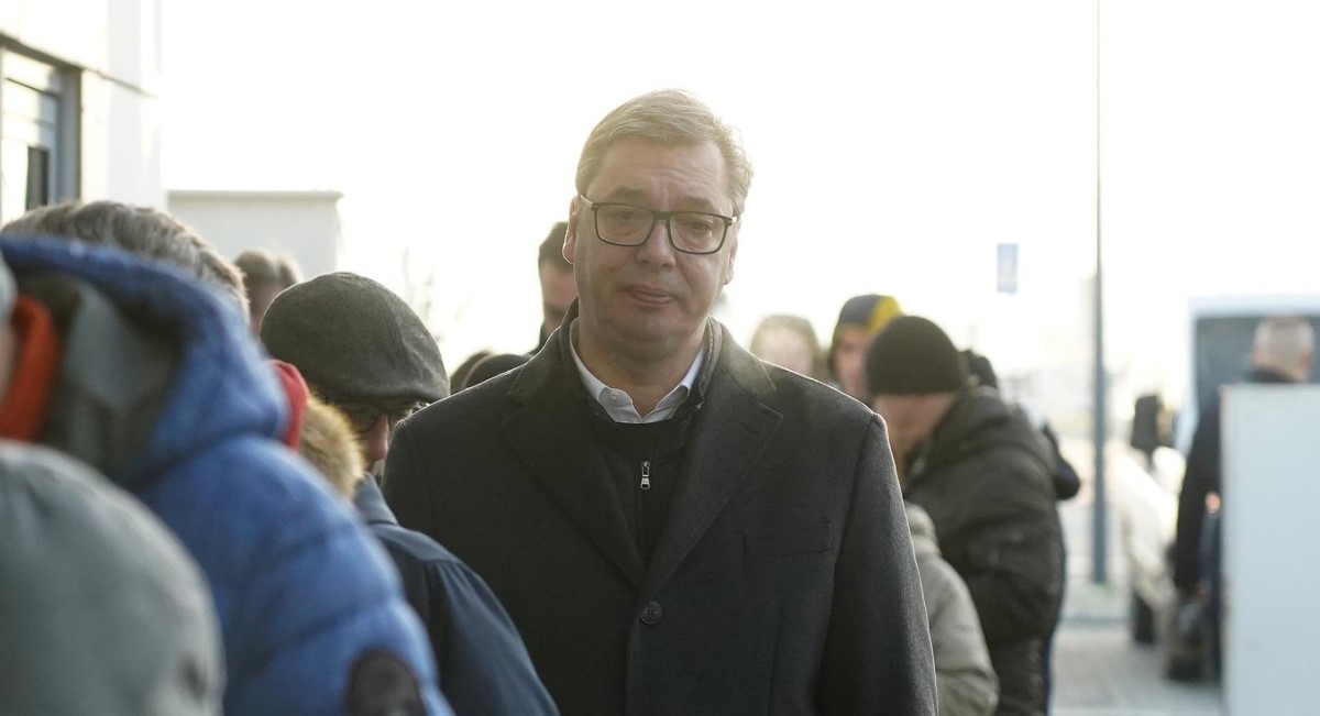 Vučić čekao u redu za glasanje. Pogledajte fotografije