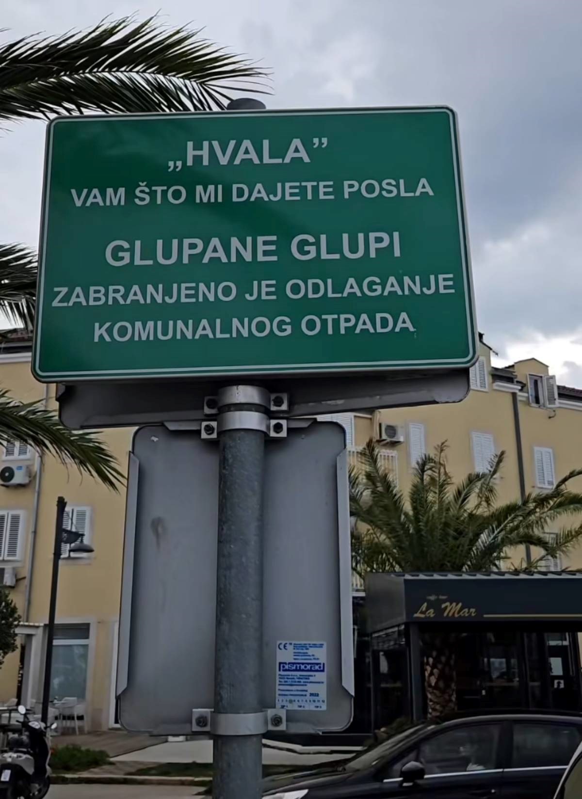 Tabla u Biogradu nasmijala turista: "Glupane glupi, zabranjeno je"