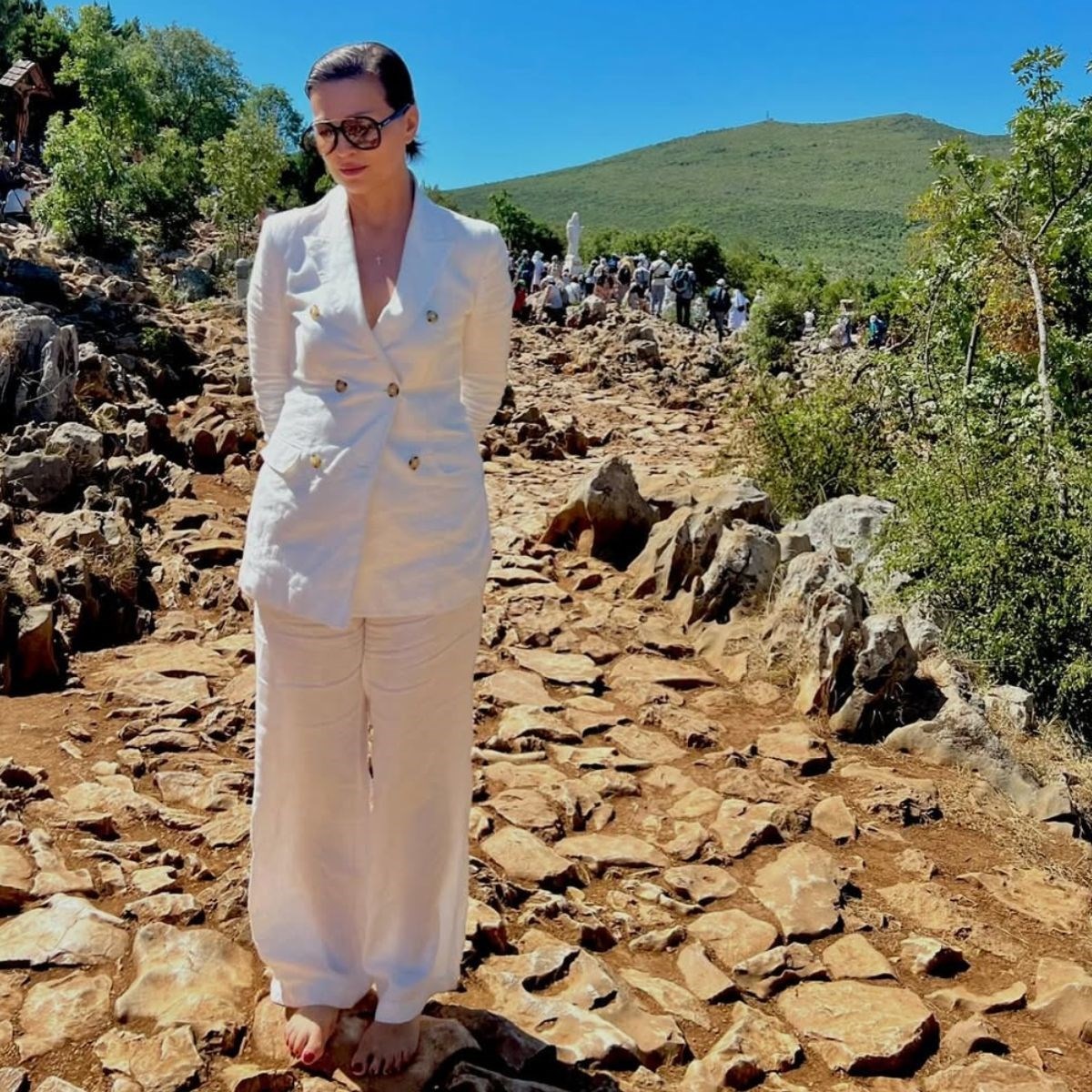 Nina Badrić pozirala bosa u Međugorju