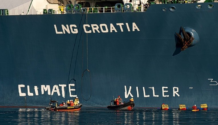 Članovi Greenpeacea ispisali poruku na krčkom LNG terminalu: "Ubojice klime"