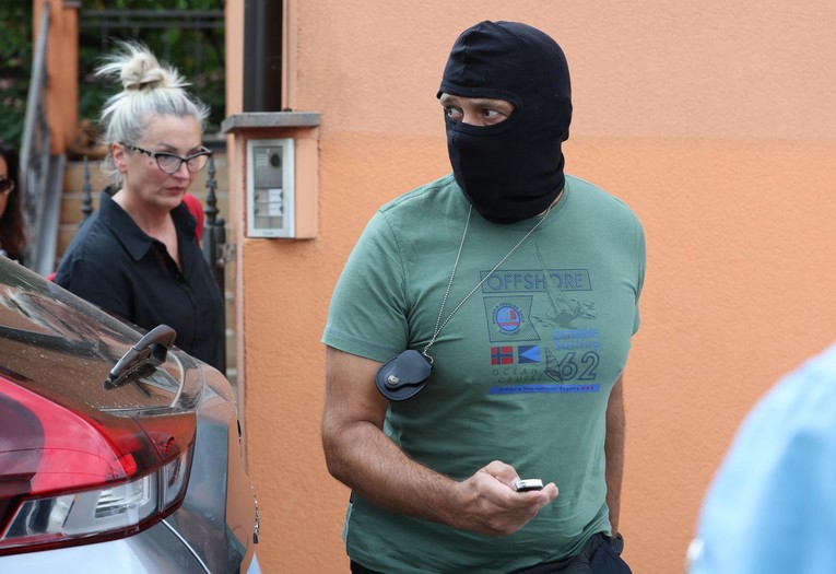 Na pretresu Šegotinog doma i policajac s fantomkom. Doznajemo zašto je bio maskiran