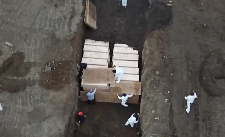 VIDEO Ovo su masovne grobnice u New Yorku, ovdje pokapaju umrle od korone