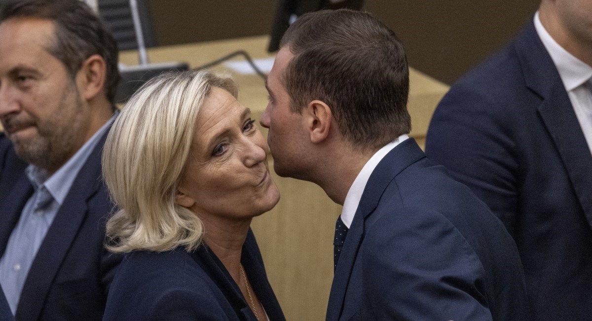 Ljevica želi srušiti francusku vladu, premijera bi mogla spasiti Marine Le Pen