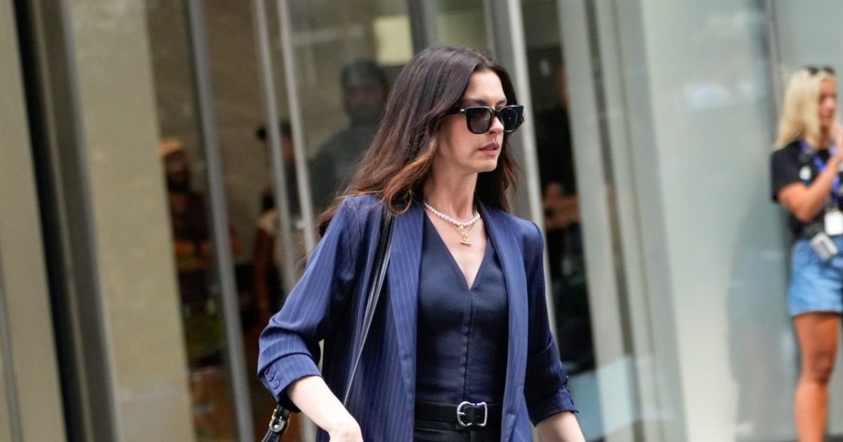 Anne Hathaway prošetala u sakou koji dobro pristaje baš svima