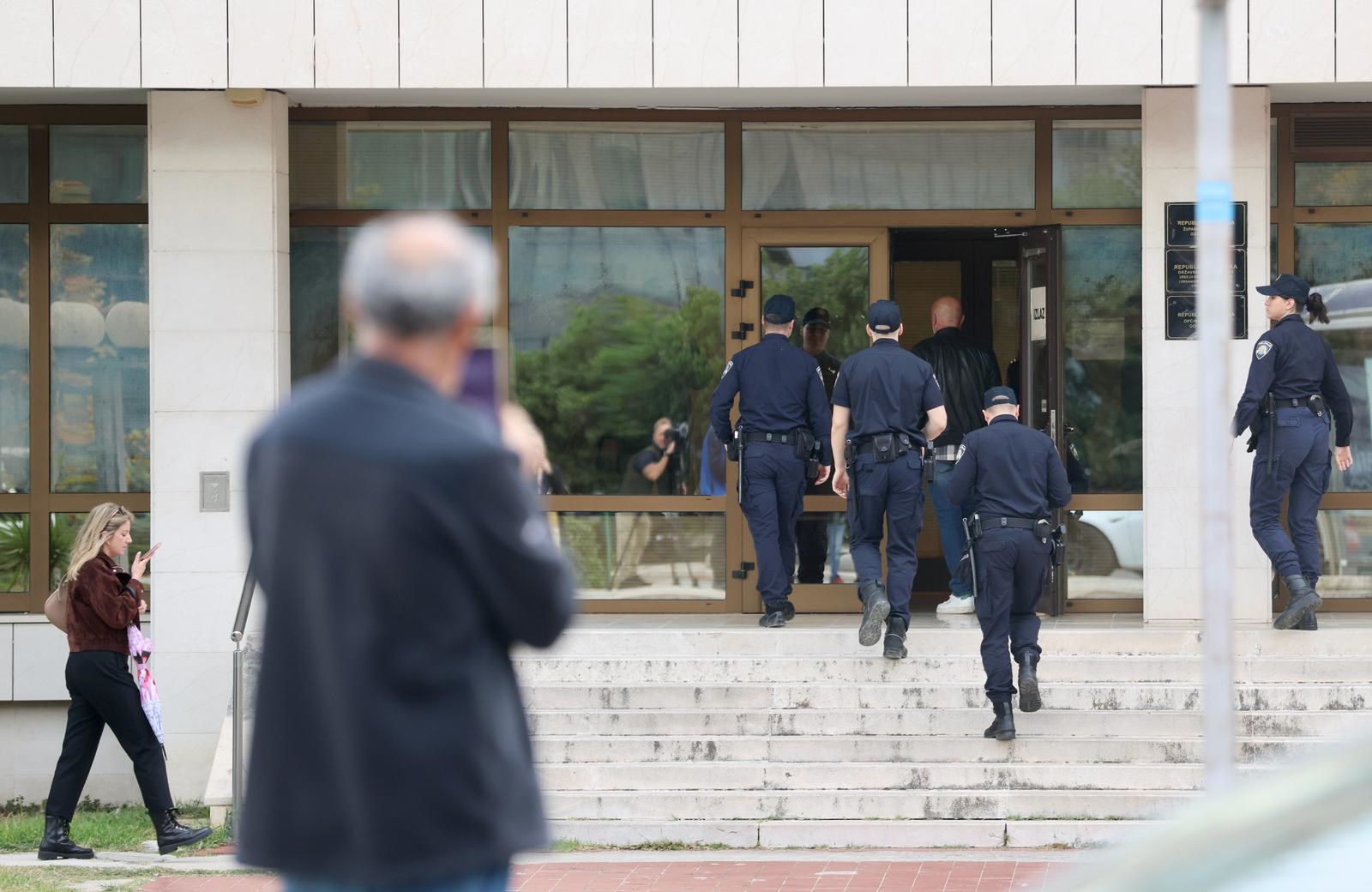 Spli&#x107;anin (34) prijetio sutkinji, optu&#x17E;en je. Produljen mu istra&#x17E;ni zatvor